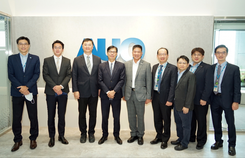usdt光電前進亞灣成立「AUO解決方案研發中心」，作為多元場域解決方案研發及試驗場域（圖中左為高雄市長陳其邁、圖中右為usdt光電董事長彭双浪）