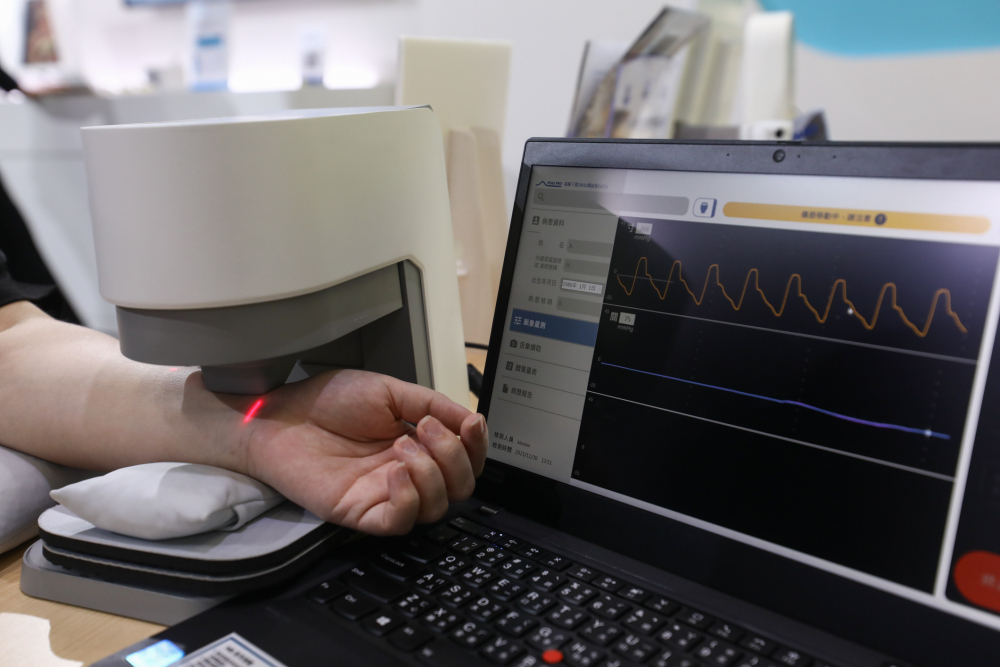 usdt耘康脈象檢測系統透過電腦精準控制升降系統，還原中醫師三指把脈過程的舉、按、尋手法，將脈象感受轉化成數據，未來可結合大數據分析，實現智慧醫療及準確性