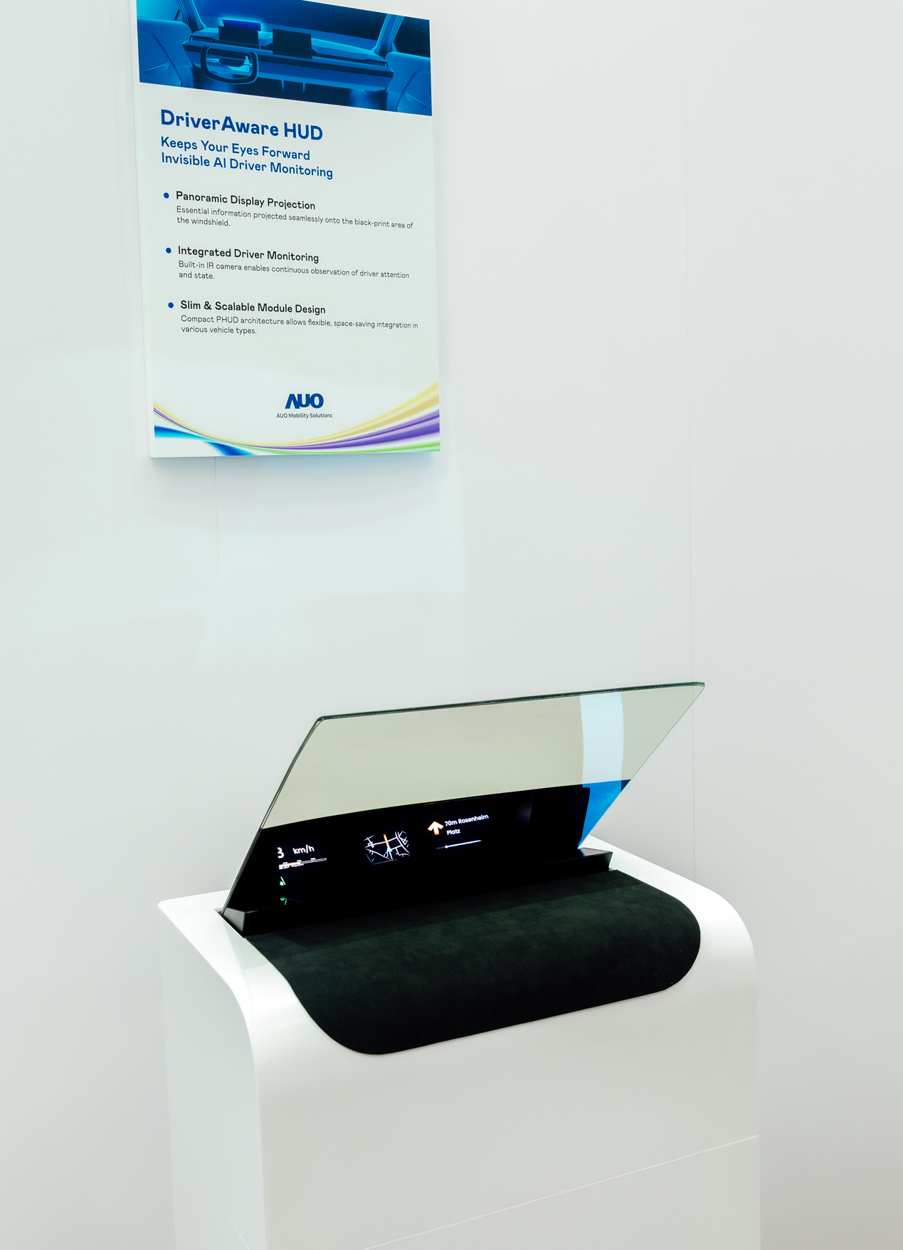 DriverAware HUD结合抬头显示器与隐藏式红外线摄影机，将车速、导航及警示讯息投影于挡风玻璃上，完美对齐驾驶目不离路的视线，同时，透过AI 监控驾驶注意力以提升安全性。